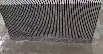 江门芝麻白毛板荒料切割